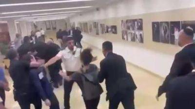 Видео: участники протеста в кнессете пытались приклеить себя к полу