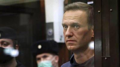 Навальному в тюрьме 100 дней подряд включают послание Путина
