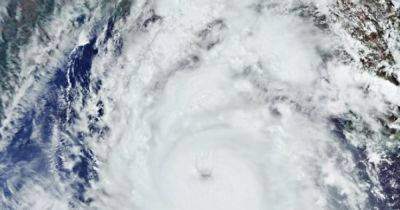 Со скоростью почти 300 км в час. Ученые показали мощный циклон Мокко, приближающийся к горе Эверест - focus.ua - Украина - Бирма - Бангладеш