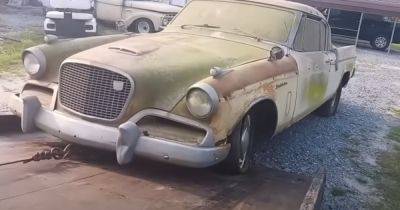 В старом сарае обнаружили заброшенным редкий американский спорткар 50-х (видео)