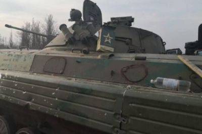 "Вторая армия мира" не перестает смешить: в России танк сорвался прямо на пляж и начал ездить по покрывалам