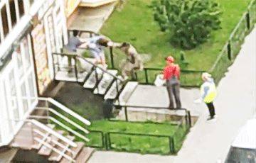 В российском Воронеже «герой СВО» избил женщину у подъезда многоэтажки