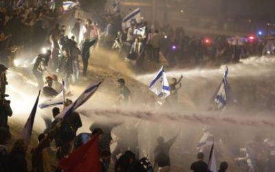 Протесты в Израиле продолжаются: полиция применила водометы