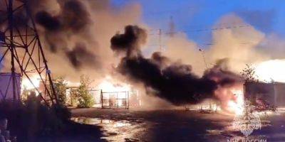 В Екатеринбурге вспыхнул пожар на площади 1,5 тыс. кв. м