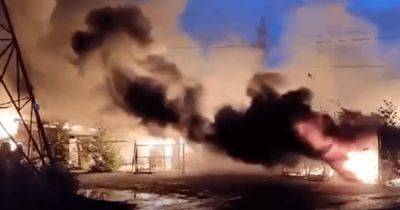 "Звуки взрывов все сильнее": в Екатеринбурге вспыхнул большой пожар (фото, видео)
