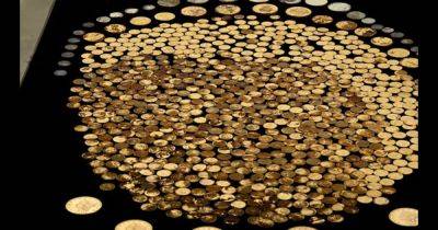 Удивительная удача: мужчина нашел клад золотых монет на миллионы долларов на своем поле