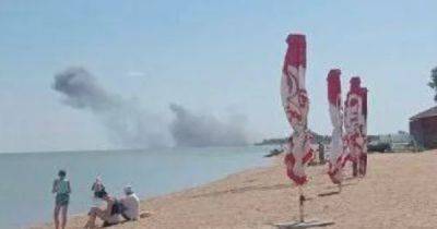 Над морем столб дыма: на Бердянской косе прогремели сильные взрывы, — соцсети (фото)