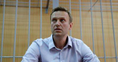 100 дней одно и то же: Навальному ежедневно приходится слушать сообщения Путина (фото)