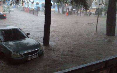 Потопы в России - ливни накрыли Туапсе, вода затопила жилые дома - видео