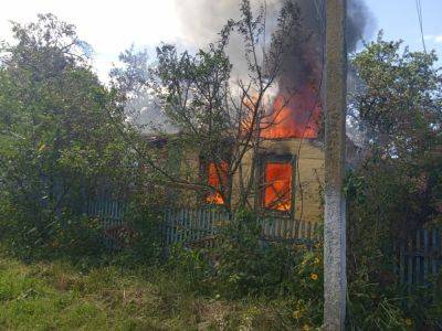 Оккупанты второй раз за день обстреляли Одноробовку: в селе горят дома (фото)