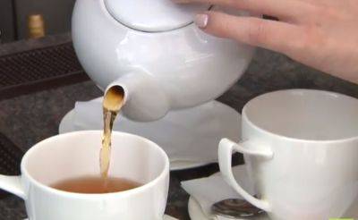 Теперь в вашем доме находиться куда приятней: как использовать обычный чай в быту необычным способом
