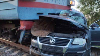 Автомобиль попал под поезд на Черниговщине: погибли три человека, среди них – ребенок