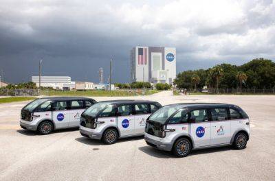 Canoo вместо Astrovan: NASA показало электрокары, которые будут доставлять астронавтов миссий Artemis на стартовую площадку