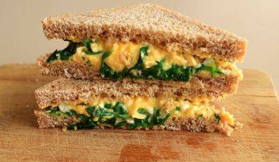 Круче любого бургера: как приготовить сэндвич с яйцом на сковороде