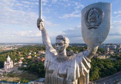 На монументе "Родина-мать" заменят символ СССР - видео