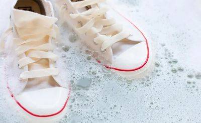 Белые кроссовки будут как из магазина: попробуйте почистить обувь этими простыми средствами
