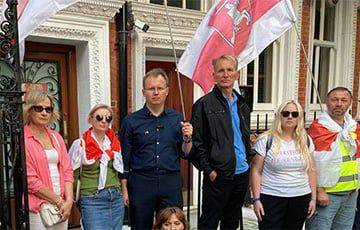 Белорусы Лондона почтили память Алеся Пушкина