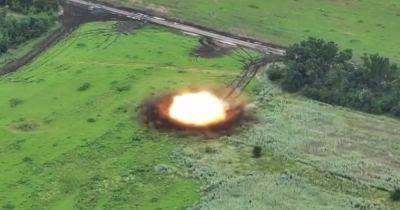 Четкий вертикальный удар: ВСУ эффектно уничтожили САУ "Гиацинт" в Запорожской области (видео)