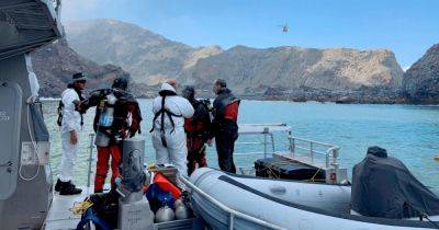 Попали в эпицентр: пилот вертолета с пассажирами прыгнули в океан из-за извержения вулкана