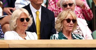 Королева Камилла с сестрой показали идеальные образы для солнечного дня на трибунах Уимблдона