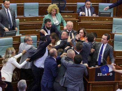 В парламенте Косово депутат облил премьер-министра водой, произошла драка
