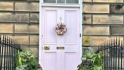 Покрасила дверь дома в розовый цвет - и получила штраф в 100.000 шекелей