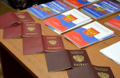 Теперь сидеть будут "по-царски": Оккупанты похвастались, что выдали паспорта РФ более 430 осужденным на Луганщине