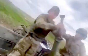 Видеофакт: Россиянин едва не подорвал себя и сослуживцев, заталкивая снаряд в миномет не той стороной
