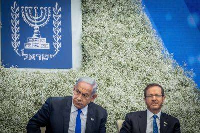 Нетаньяху и Герцог осудили разрешение на сожжение Танаха в Швеции