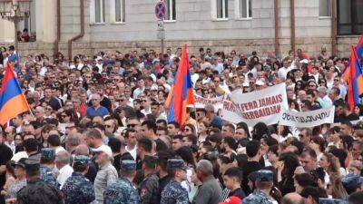 В Степанакерте митингующие требуют разблокировать Нагорный Карабах