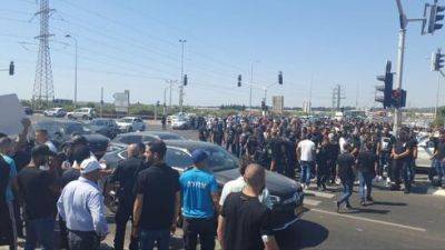Арабы провели демонстрацию против насилия и перекрыли дорогу Нетаниягу - видео