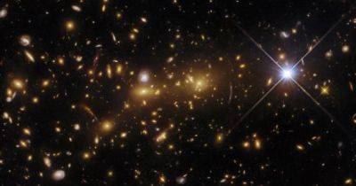 Космический телескоп Хаббл запечатлел создание "космического монстра" (фото)