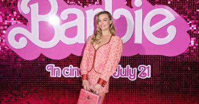 Марго Робби позировала на фотосессии в очаровательном розовом костюме за 61 тысячу гривен