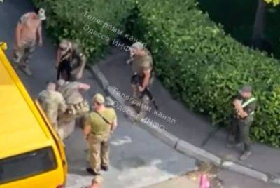 Скандал в Одессе: люди в камуфляже грубо задержали мужчину, в ВСУ отреагировали на позорное видео