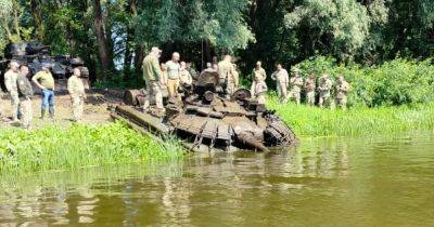 Водолазы извлекли из Десны затопленный российский танк (ФОТО)