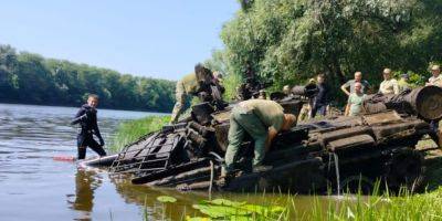 Водолазы-саперы вытащили из Десны российский танк
