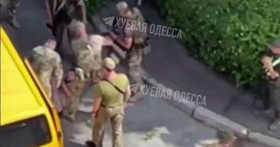 В Одессе военные избили и силой затолкали в авто мужчину: в ТЦК отреагировали (ВИДЕО)
