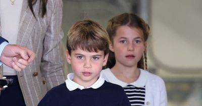Принцесса Шарлотта и принц Луи появились в одинаковой обуви (фото)