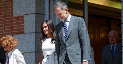 Король и королева Испании появились на публике с дочерьми (фото)