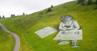 В Швейцарии художник использовал горные склоны как холст для масштабных рисунков (фото, видео)