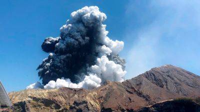Последние секунды туристов: в сеть попало видео с извержением вулкана