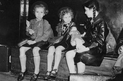 Холокост – женщина узнала себя на фото трех еврейских девочек в метро Лондона
