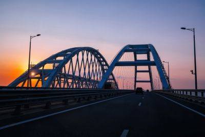 В результате взрывов на Крымском мосту погибла семья. Движение по мосту остановлено