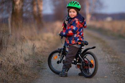 Теперь родителям разрешается ездить на велосипеде по тротуару рядом с ребенком