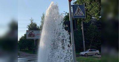 В Киеве прорвало трубопровод, образовался «фонтан» (видео)