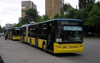 В Киеве из-за повреждений теплосети изменили движение транспорта