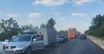 Многокилометровые пробки: на автотрассах в Крым стоят очереди из сотен машин (видео)