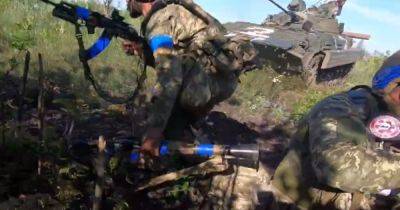 Бойцы 28 бригады ВСУ продвигаются под вражеским огнем в районе Бахмута (видео)