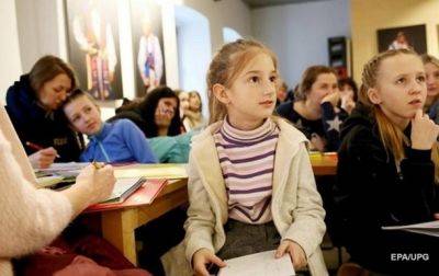 Большинство школьников-беженцев параллельно получают украинское образование
