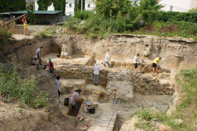 В Виннице археологи во время раскопок обнаружили артефакты в возрасте около 400 лет - фото